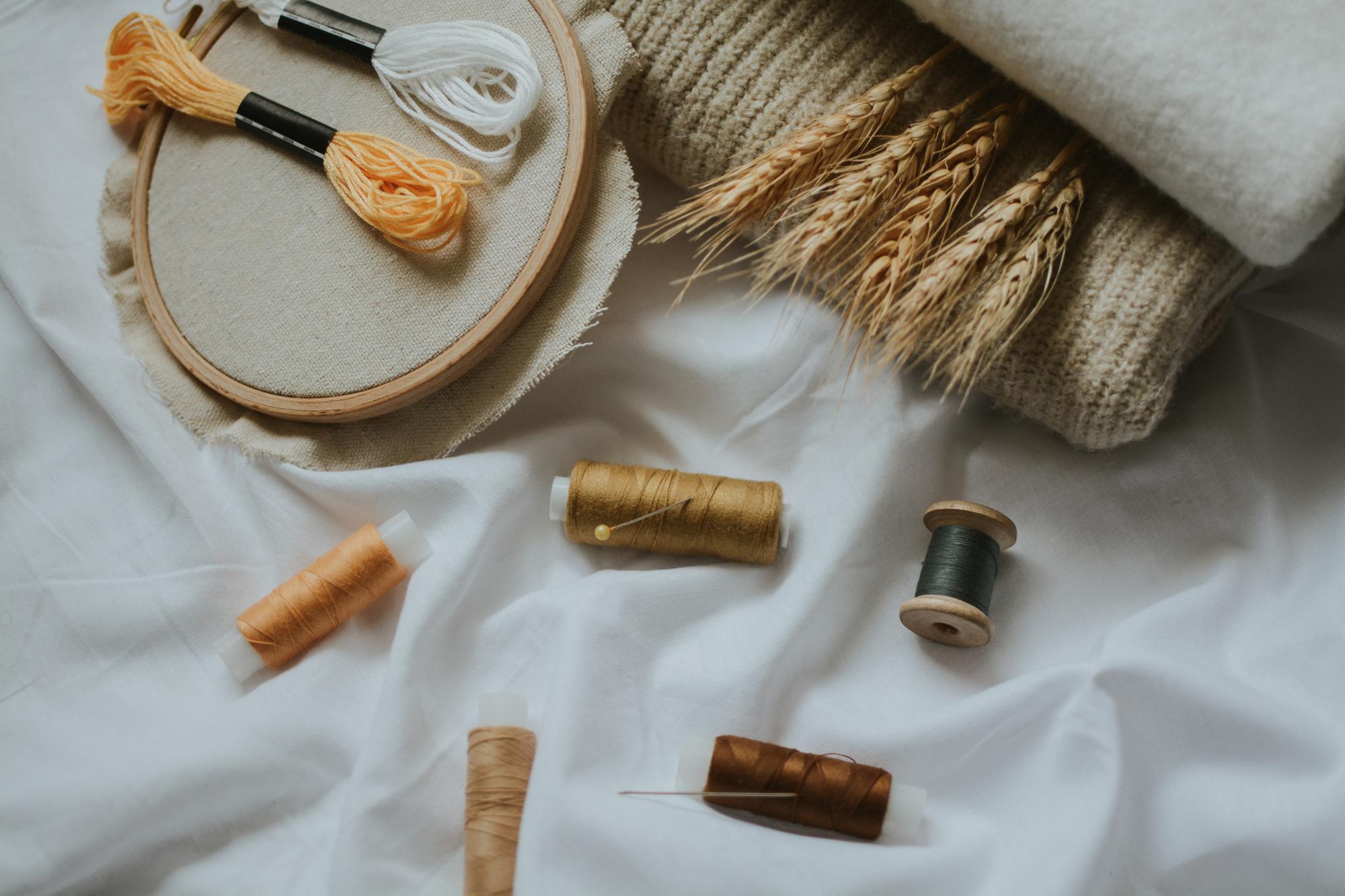 atelier stolik z nitkami i tamborkiem